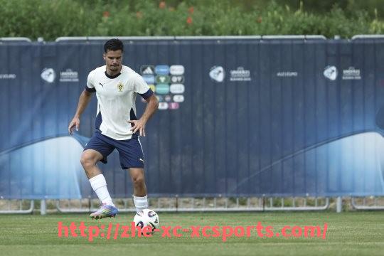 杏彩体育-世俱杯比赛用球演变史及不同款式特点介绍